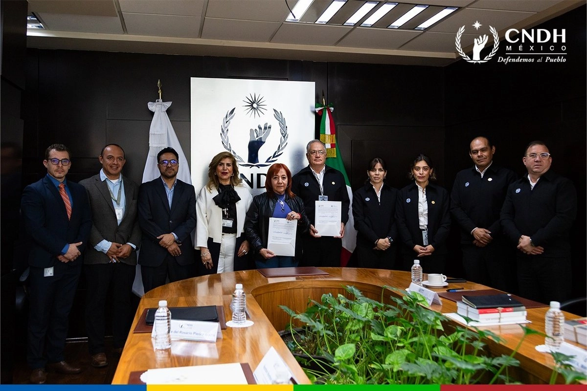 El acuerdo, signado por la presidenta de la CNDH, Rosario Piedra Ibarra, y el director del Aeropuerto Internacional de la Ciudad de México, almirante Juan José Padilla Olmos, es una herramienta preventiva para la promoción y protección de los derechos humanos. Foto