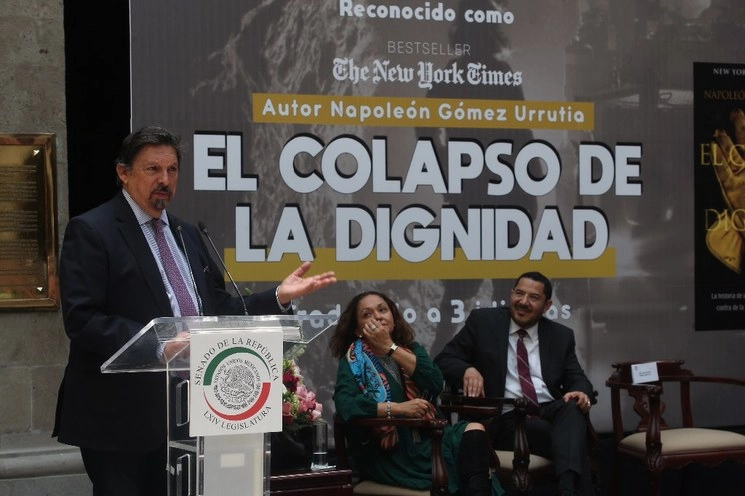 El senador Napoleón Gómez Urrutia durante la presentación de su libro "El Colapso de la Dignidad". Foto Jesús Villaseca