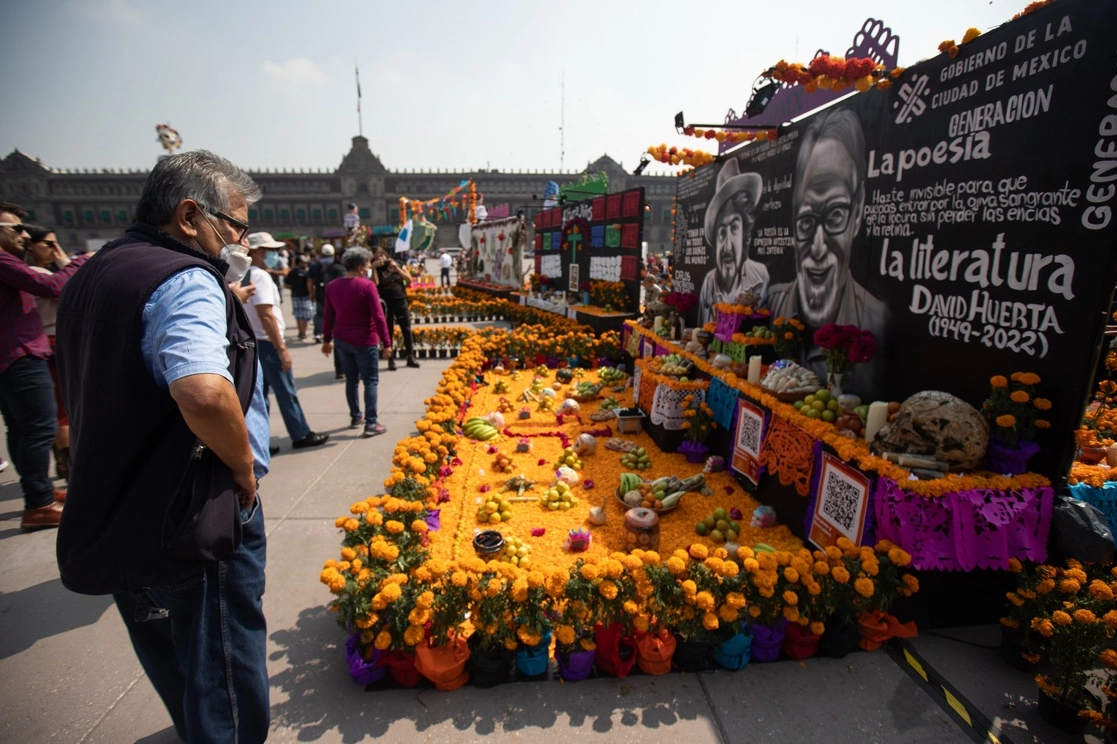 Más de 5 mil flores de cempasúchil adornan el Zócalo capitalino, donde se erigen 32 calaveras y dos catrinas gigantes con la indumentaria tradicional de cada estado de la República. Foto Pablo Ramos