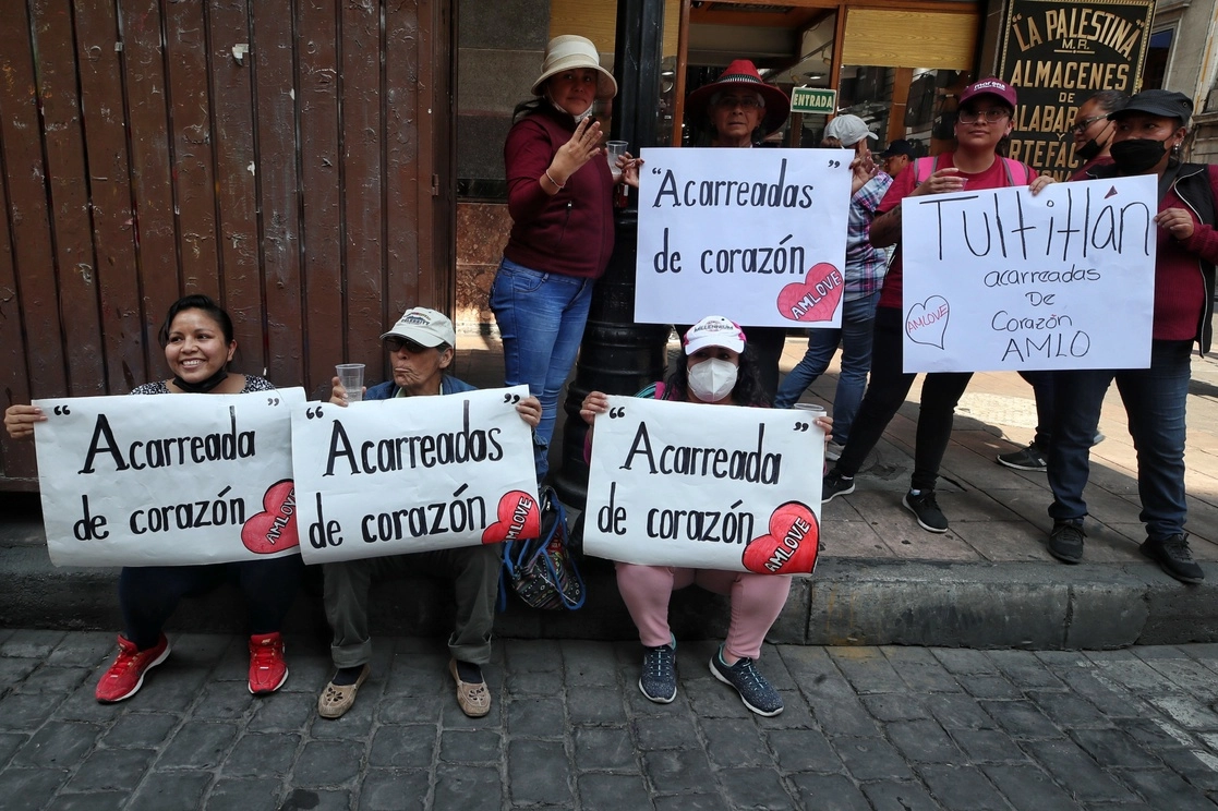 Un breve descanso luego de marchar por Paseo de la Reforma al Zócalo, sobre 5 de Mayo. Foto Marco Peláez 