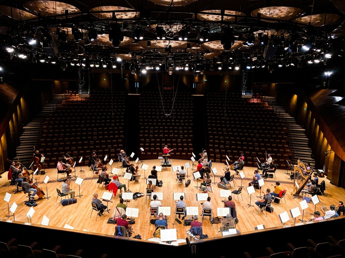 Los conciertos con los que participa la Filarmónica de la UNAM en el festival son parte de su segunda temporada. En la imagen, la orquesta ensaya en la sala Nezahualcóyotl, donde se presentará. Foto cortesía Dirección de Música UNAM
