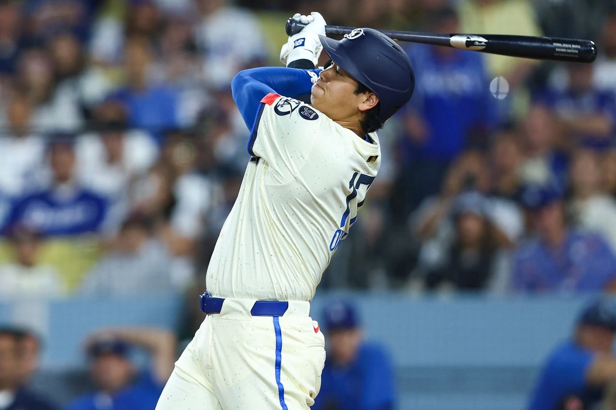 El bateador designado de los Dodgers de Los Ángeles, Shohei Ohtani, hace swing antes de su primer turno al bate durante la primera entrada de un partido de béisbol contra los Azulejos de Toronto, el sábado 9 de agosto de 2025, en Los Ángeles. Foto