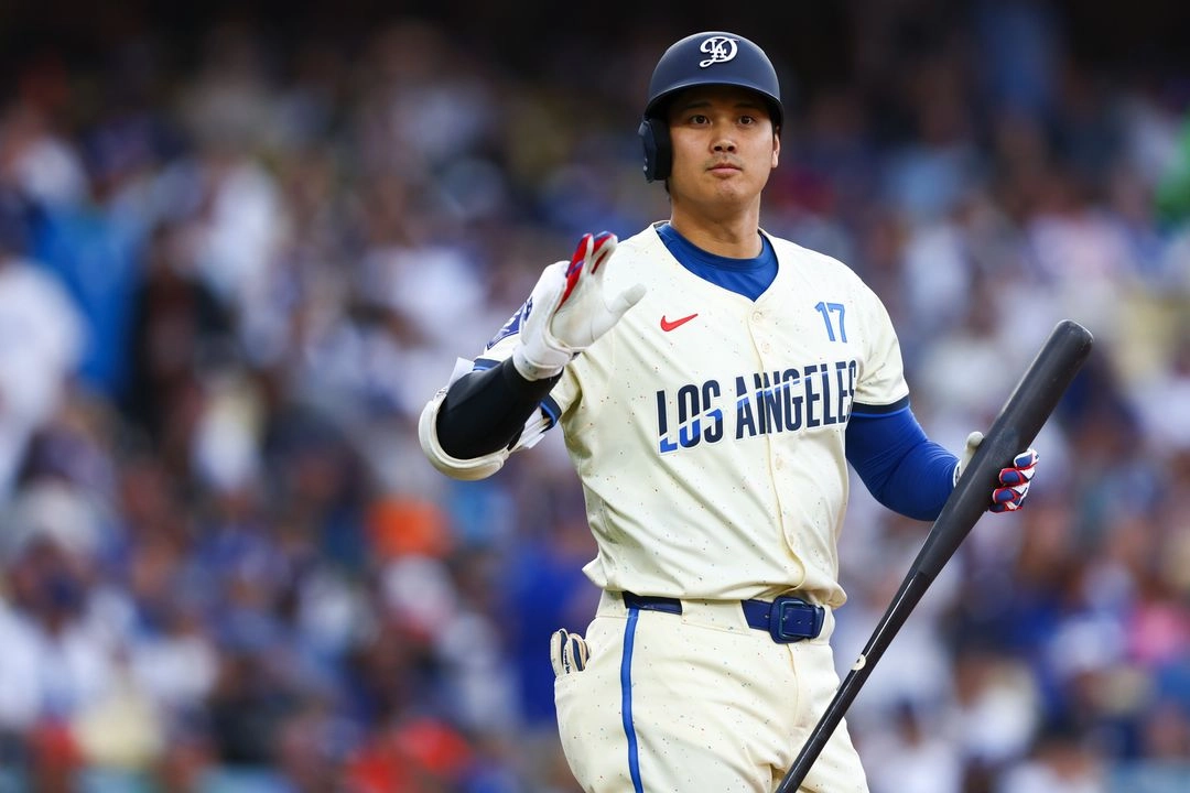 El bateador designado de los Dodgers de Los Ángeles, Shohei Ohtani, hace un gesto durante la primera entrada de un partido de béisbol contra los Gigantes de San Francisco en Los Ángeles, el sábado 14 de junio de 2025. Foto