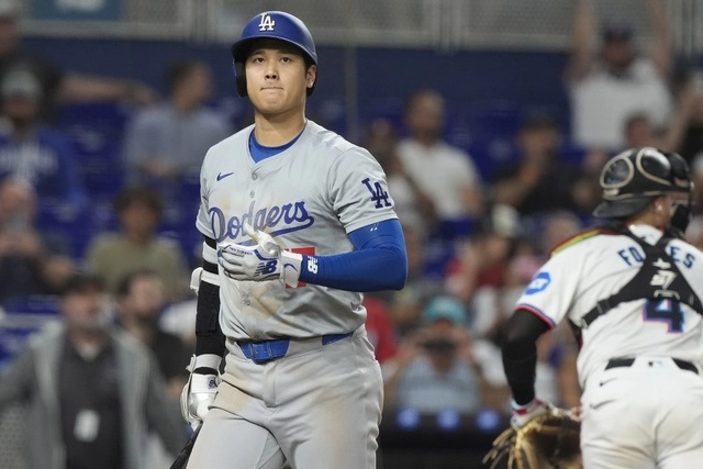 El astro japonés Shohei Ohtani durante el juego ante los Miami Marlins. Foto Ap