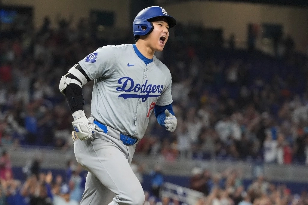 Shohei Ohtani (17), de los Dodgers de Los Ángeles, reacciona después de conectar su cuadrangular número 50 de la temporada durante la séptima entrada de un partido de béisbol contra los Marlins de Miami, el 19 de septiembre de 2024, en Miami. Foto AP