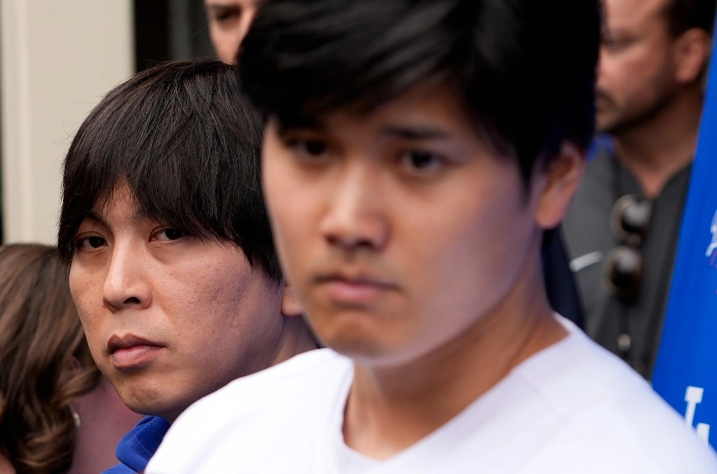 Ippei Mizuhara, a la izquierda, junto al jugador de béisbol de los Dodgers de Los Ángeles, Shohei Ohtani, a la derecha, durante una entrevista en el Dodger Stadium, el 3 de febrero de 2024. Foto Ap