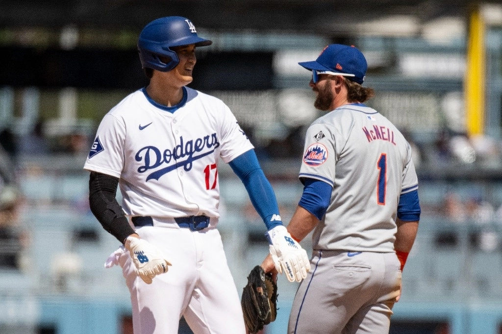 Shohei Ohtani, de los Dodgers de Los Ángeles, izquierda, y la segunda base de los Mets de Nueva York, Jeff McNeil, derecha, conversan durante la sexta entrada de un juego de béisbol en Los Ángeles, el 21 de abril de 2024. Foto Ap