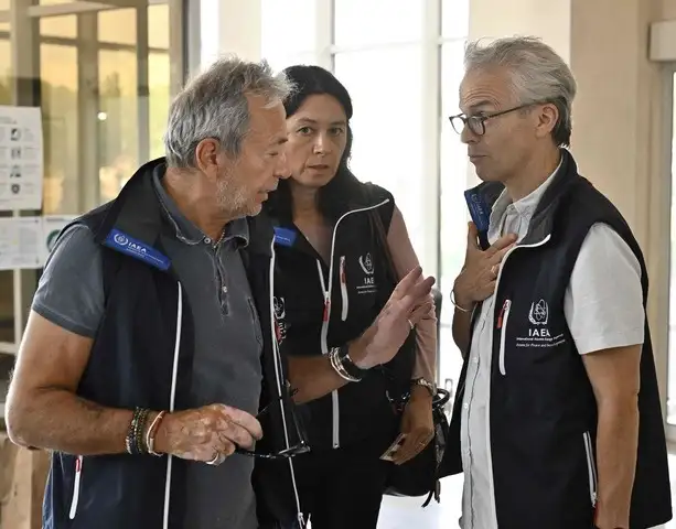 Miembros del equipo del Organismo Internacional de Energía Atómica llegaron a la región donde se encuentra la central nuclear de Zaporiyia, en Ucrania. Foto Afp