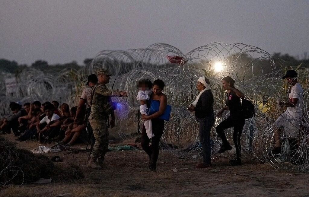 Migrantes hicieron fila para ser procesados por la Oficina de Aduanas y Protección Fronteriza en EU. La imagen es de septiembre pasado. Foto Ap