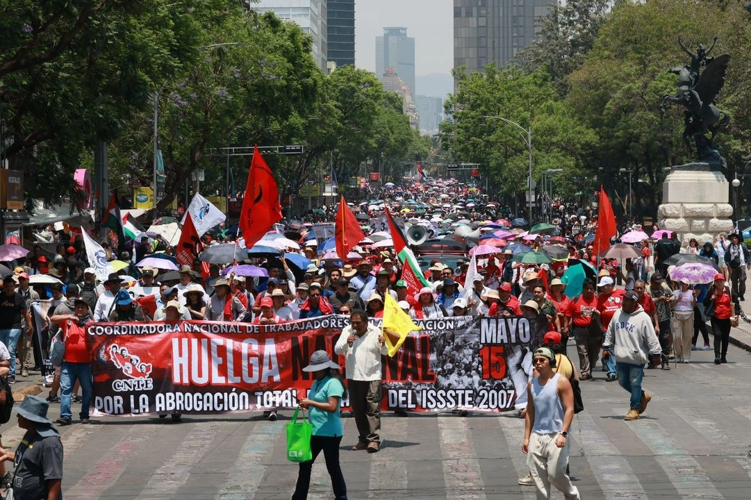 Maestros de la CNTE marchan sobre la avenida Juárez rumbo al Zócalo de la Ciudad de México, el 15 de mayo de 2025. Foto 