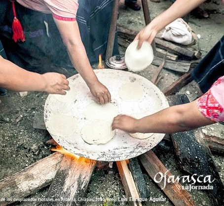 Cocina de los desplazados tsotsiles en Aldama, Chiapas, 2020. Foto Luis Enrique Aguilar
