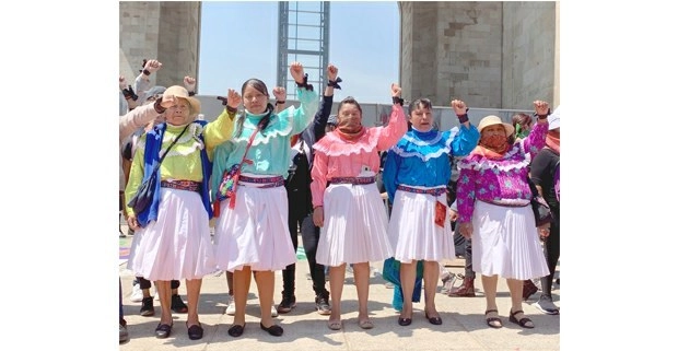 Mujeres otomíes en la marcha #8M, Ciudad de México, 2020. Foto Gloria Muñoz Ramírez