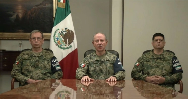 El titular de Semar, José Rafael Ojeda Durán (c) durante su mensaje. Fotograma tomado del video publicado en la cuenta de Twitter @AlmiranteSrio