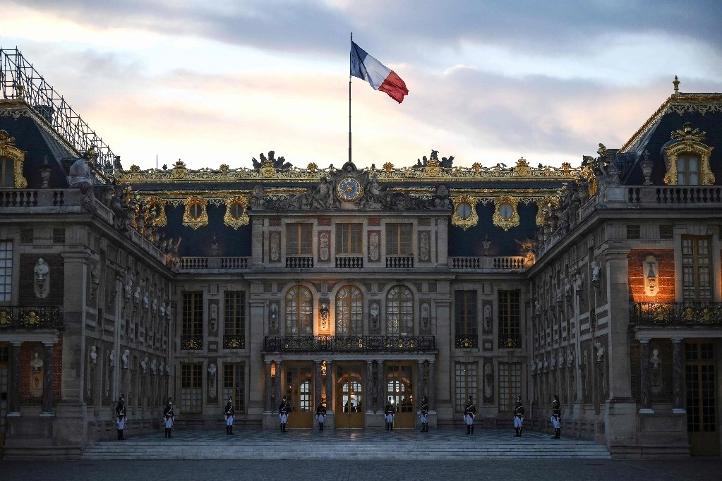 Guardias vigilan el Palacio de Versalles, el 20 de septiembre de 2023. Foto Afp