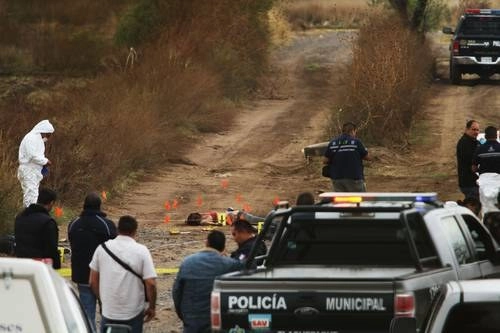 En imagen de archivo, personal de la Fiscalía General de Jalisco y del Instituto de Ciencias Forenses realiza investigaciones luego de encontrar cuatro cuerpos con impactos de arma de fuego en el municipio de Tlaquepaque. Foto Arturo Campos Cedillo