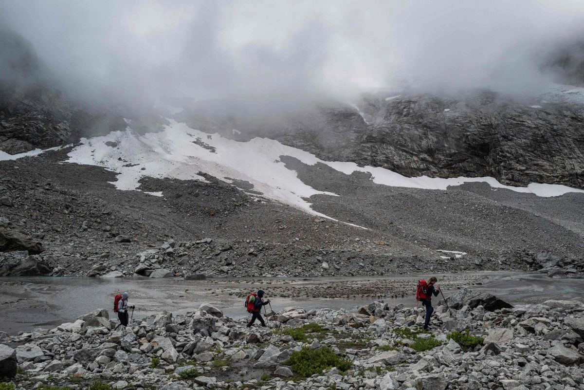 Excursionistas caminan por el macizo de Ecrins en Saint-Christophe-en-Oisans, en los Alpes franceses, el 8 de julio de 2025. Foto 