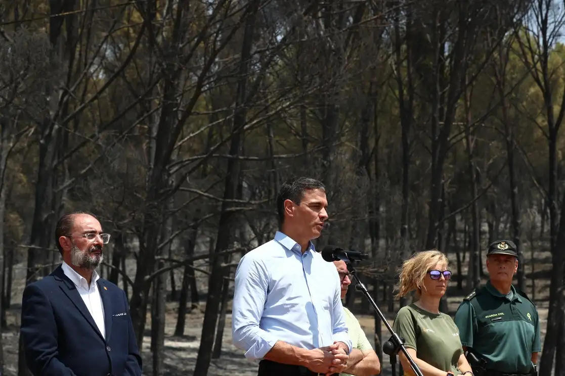 El presidente del Gobierno español, Pedro Sánchez, visita la zona afectada por incendios en Aragón, el 20 de julio de 2022. Foto Afp