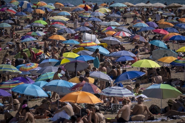 La gente se refresca en una playa de Barcelona, España. Foto Ap / Archivo