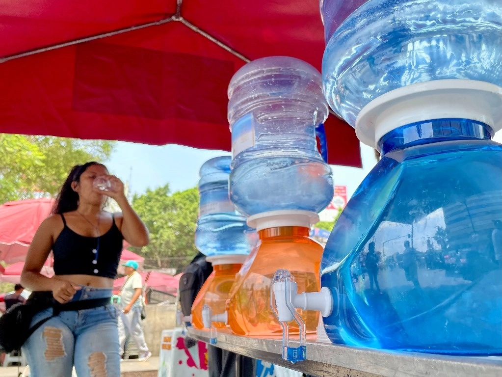 Autoridades de Nuevo Laredo exhortaron a la población a mantenerse hidratada ante las altas temperaturas. Foto Roberto García