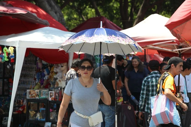 La Secretaría de Salud explicó que los síntomas del "golpe de calor" son: agotamiento o signos de debilidad, sudoración excesiva, dolor de cabeza. Foto María Luisa Severiano / Archivo
