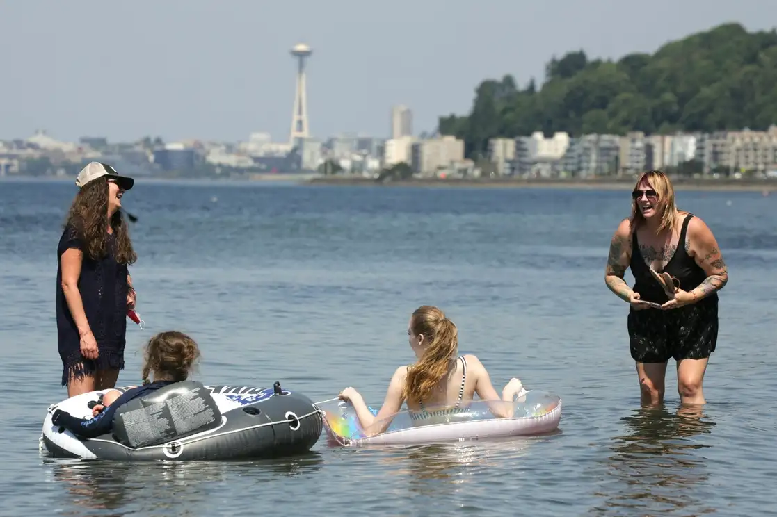 Una familia se refresca en la playa Alki, en Seattle, Washington, ante la advertencia de que continuará el calor excesivo luego de temperaturas récord que golpean la región, el 29 de junio de 2021. Foto Afp