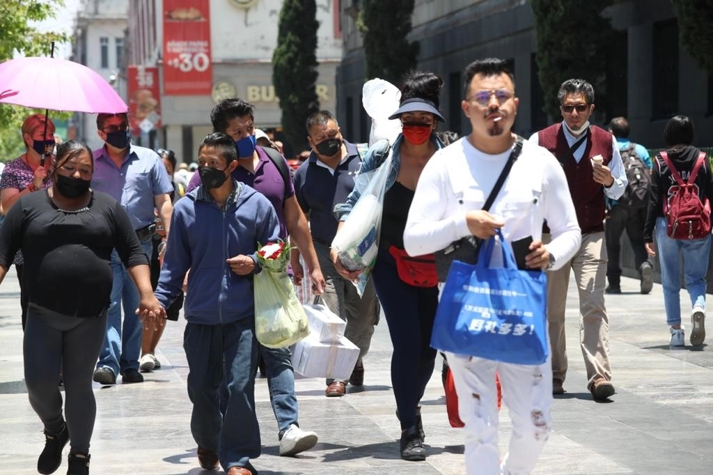 Compradores recorren la calle Corregidora en el Centro Histórico de la Ciudad de México. Foto María Luisa Severiano / Archivo
