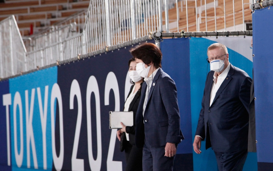 El vicepresidente del COI, John Coates, a la derecha, y la titular del comité organizador de los Juegos Olímpicos de Tokio 2020, Seiko Hashimoto, en el centro, insisten en que hacen todo lo posible para tener una justa veraniega "segura". Foto Ap