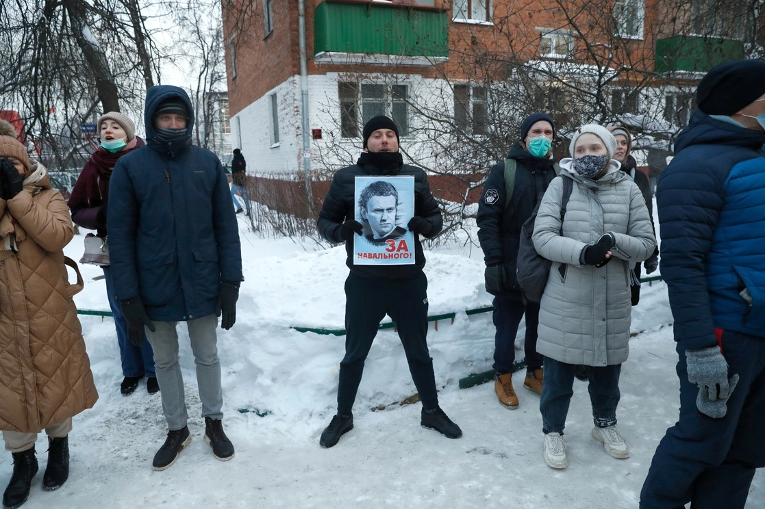 Simpatizantes del detenido líder opositor ruso Alexei Navalny demandan su liberación ante una corte de Khimki, fuera de Moscú, el 18 de enero de 2021. Uno de los manifestantes lleva un retrato del disidente con la leyenda "Por Navalny". Foto Ap