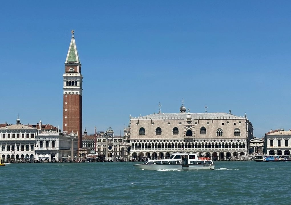 Vista de la Plaza de San Marcos con su famosa torre y el Palacio Ducal en Venecia. Barcos de lujo han llegado al puerto para la boda de Jeff Besos y Lauren Sánchez.