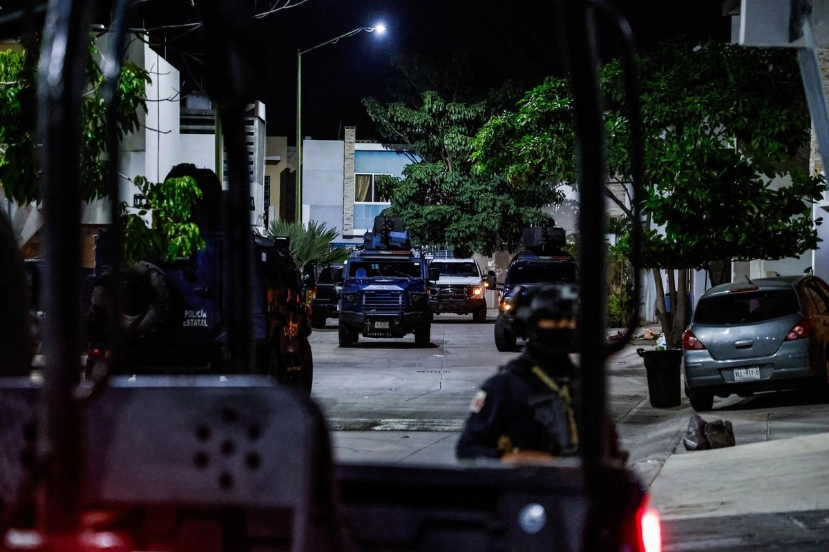 En el reporte, la FGE omitió informar que en Culiacán a las 23:30 horas un grupo de civiles armados atacó con armas de fuego a personas que se encontraban en un convicio afuera del domicilio entre calles Manuel Ávila Camacho y 15 de septiembre, en la colonia Lázaro Cárdenas.