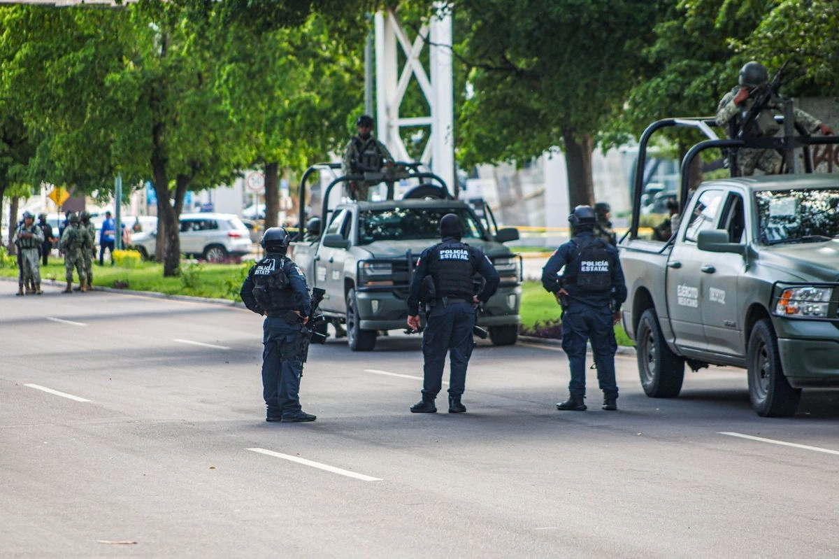 Además de los cinco homicidios en Navolato, fueron localizadas cuatro personas sin vida, entre ellas una mujer, en la zona conocida como Acapulquito, en la sindicatura de San Pedro.