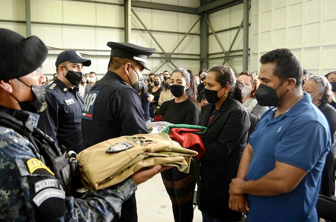 El gobierno de Zacatecas y la Secretaría de Seguridad estatal rindieron homenaje al agente del GOPEZ caído en cumplimiento de su deber. Foto Alfredo Valadez 
