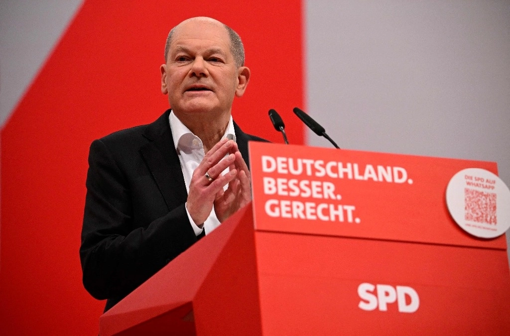 El Tribunal Constitucional Federal dictó una sentencia que trastocó los planes de gasto del gobierno, que ahora tiene una "tarea muy difícil", declaró Scholz en el congreso del Partido Socialdemócrata en Berlín, el 9 de diciembre de 2023. Foto Afp