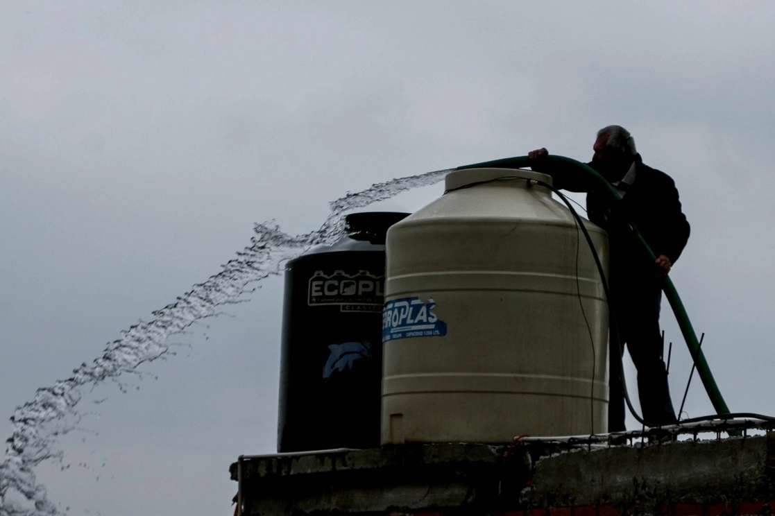Abastecimiento de agua en una vivienda de Magdalena Contreras en la CDMX. Foto Cuartoscuro