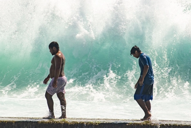 Una marejada provocó olas de  hasta seis metros en la costa sur de Hawai. Foto Afp 