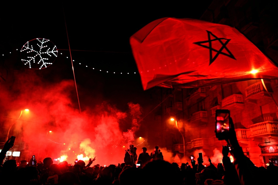 En Turín, Italia, seguidores de la selección de futbol de Marruecos celebran la victoria mundialista por 1-0 ante Portugal. Foto Ap