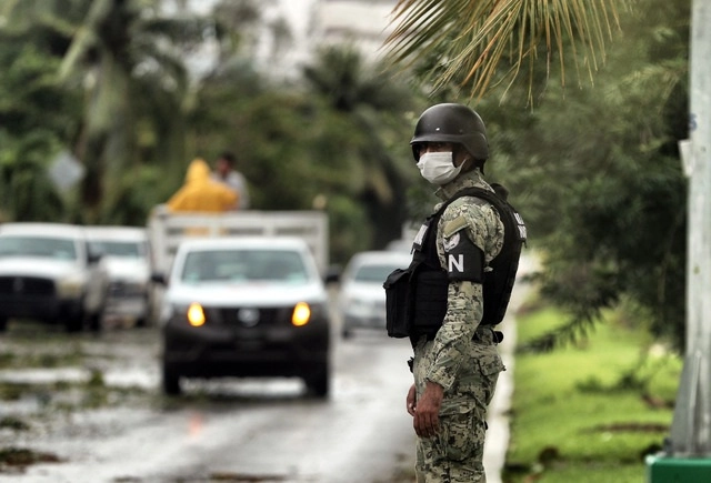 Un elemento de la Guardia Nacional vigila una calle tras el paso del huracán ‘Delta’, en la Zona Hotelera de Cancún,  Quintana Roo. Foto Xinhua