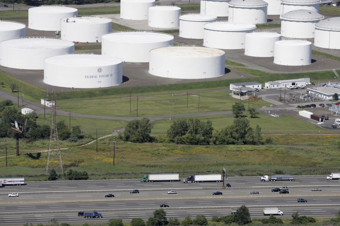 Tanques de almacenamiento de Colonial Pipeline en Linden, New Jersey, EU. Foto Ap 