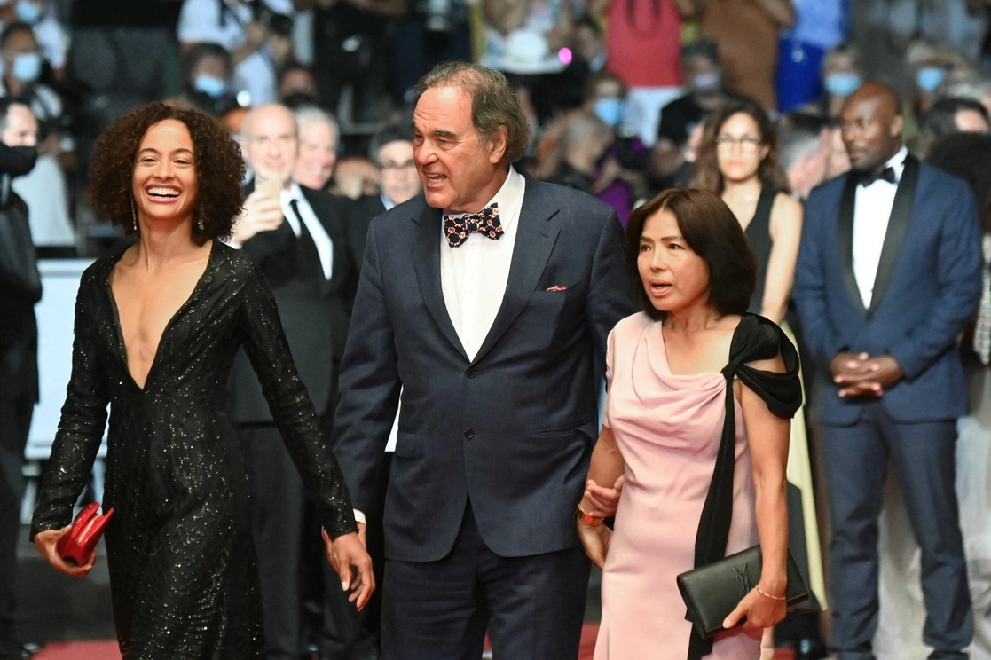 El director Oliver Stone y su esposa Sun-jung Jung, a su llegada al festival de Cannes, el pasado 10 de julio. Foto Afp 