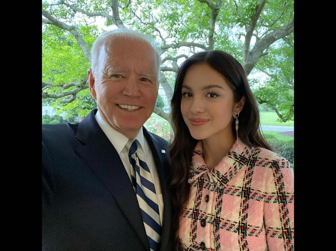 La cantante de pop irrumpió en las listas de éxitos en enero con su sencillo ‘drivers license’. En la imagen está con el presidente de Estados Unidos, Joe Biden. Foto tomada del Facebook de @OliviaRodrigoOfficial / Archivo