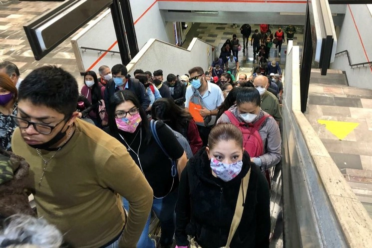 Afluencia de usuarios del metro de la Ciudad de México durante la emergencia sanitaria por Covid-19, el 1 de junio de 2020. Foto Luis Castillo