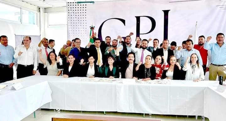 El ex gobernador de Hidalgo, el ex priísta Omar Fayad Meneses informó que se reunió con los ocho diputados locales y 15 presidentes municipales que renunciaron al PRI. Foto Ricardo Montoya