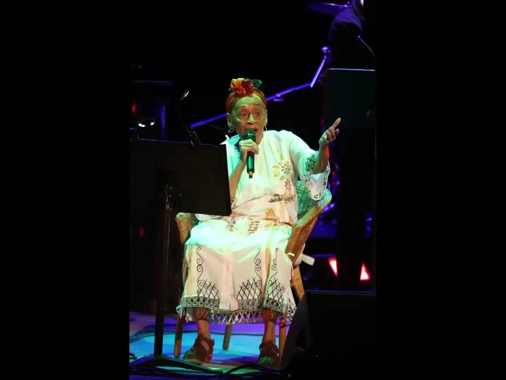 'La dama' del Buena Vista Social Club dijo anoche adiós a sus seguidores mexicanos en el Teatro de la Ciudad Esperanza Iris, donde sus amores se entregaron a su vibrante voz, que cautivó con piezas jazzeadas y sazonadas con rumba y mucho candor, pero el bolero brilló por el arte de la intérprete cubana de 92 años. Foto José Antonio López