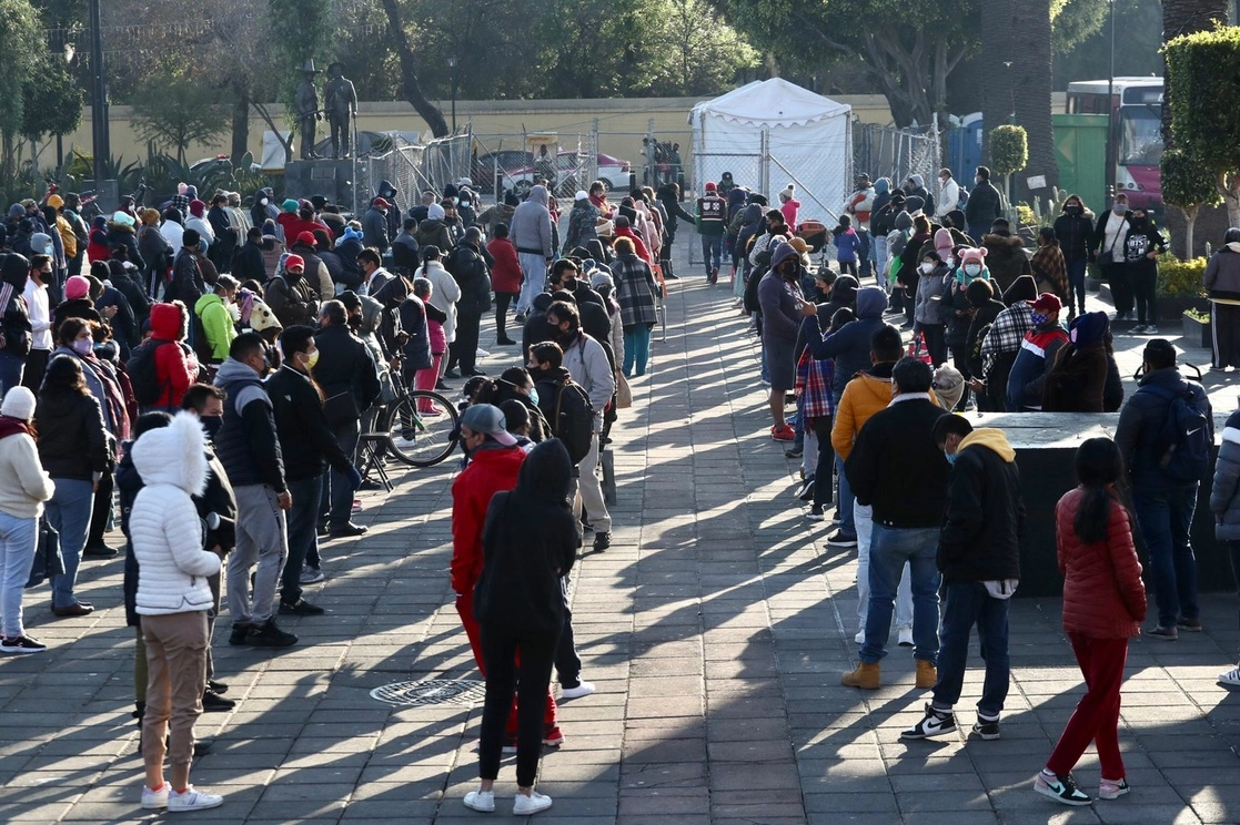 Decenas de personas realizan fila para acceder a una prueba PCR de detección de covid-19 en el macrokiosco instalado sobre la explanada de la alcaldía Xochimilco, en la Ciudad de México, el 12 de enero de 2022. Foto Luis Castillo



