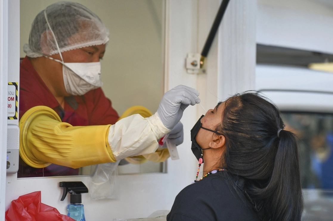 Un trabajador médico aplica una prueba de coronavirus en Bangkok, Tailandia. Foto Ap
