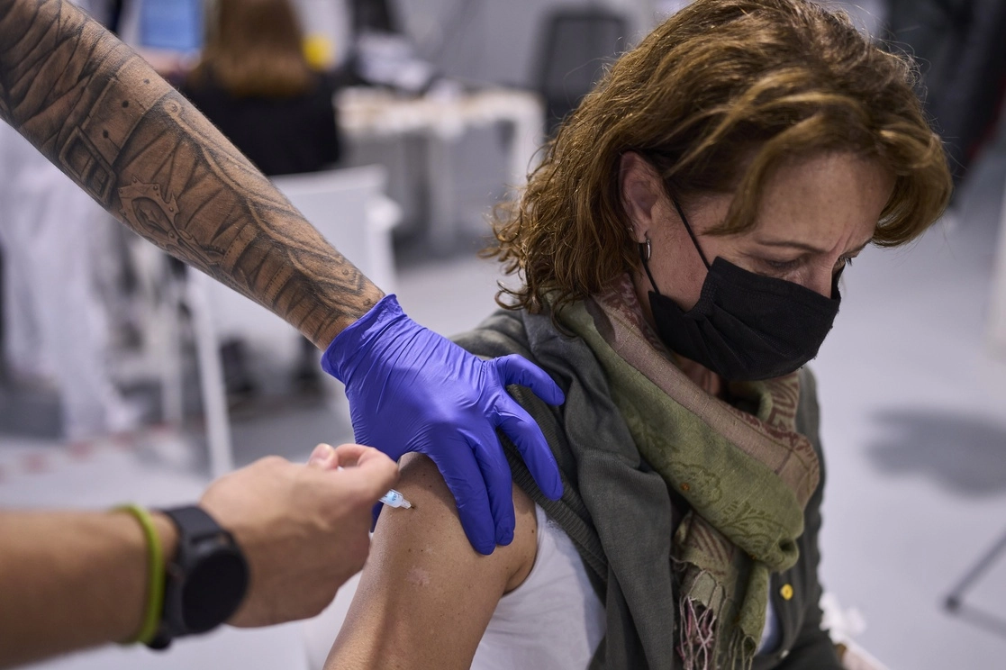 Una mujer es vacunada contra el coronavirus en un hospital de Madrid, España, el 29 de noviembre de 2021. Foto Ap