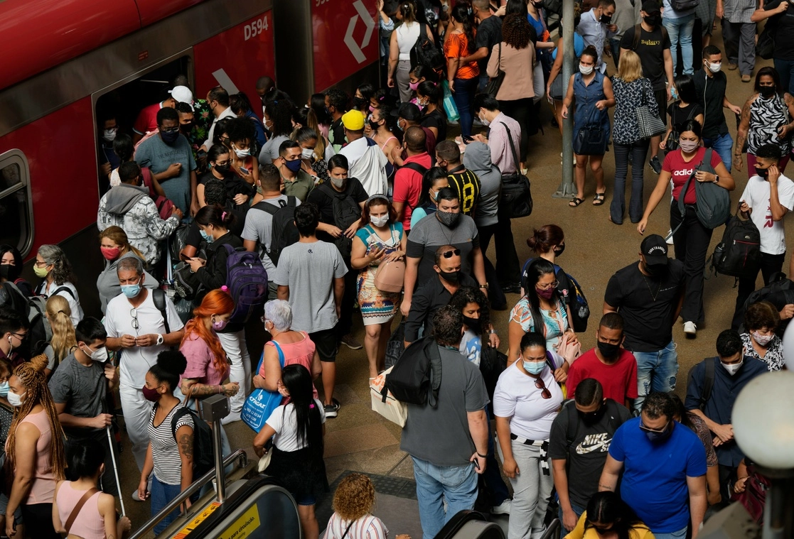 En una estación del Metro en Sao Paulo, el 1 de diciembre de 2021. Brasil se unió al círculo cada vez más amplio de países en notificar casos de la variante ómicron. Foto Ap