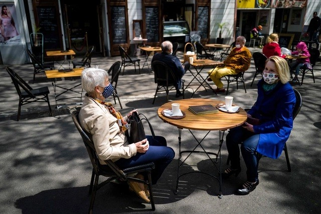 En un café de Bratislava, Eslovaquía. Foto Afp 
