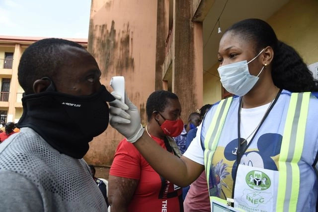 Toma de temperatura a un hombre en Ciudad de Benín, Nigeria. Foto Afp  