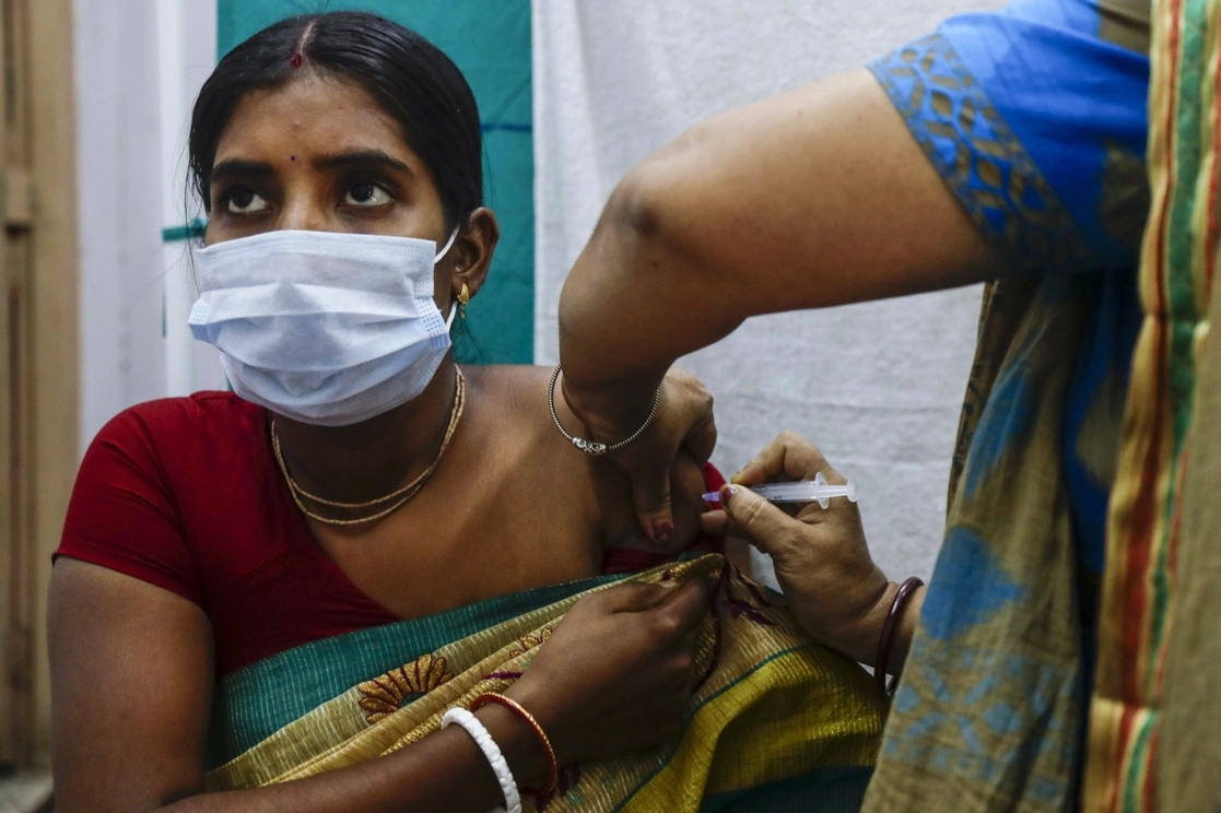 Una trabajadora de la salud aplica la vacuna Covaxin contra el Covid-19 en un centro en Garia, India. Foto Ap / Archivo